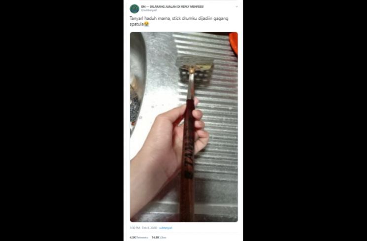 Stick drum diubah jadi gagang spatula. (Twitter/@subtanyarl)