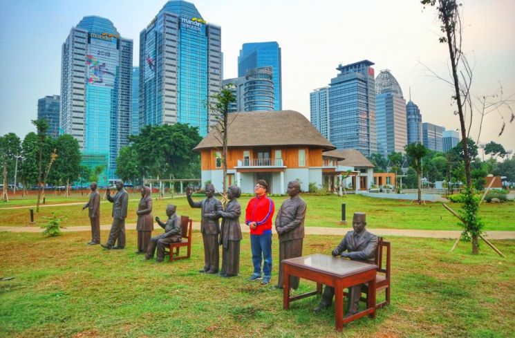 Travel Blogger Arief Rachman saat berkunjung ke Taman Kota. (Twitter/@AriefPokto)