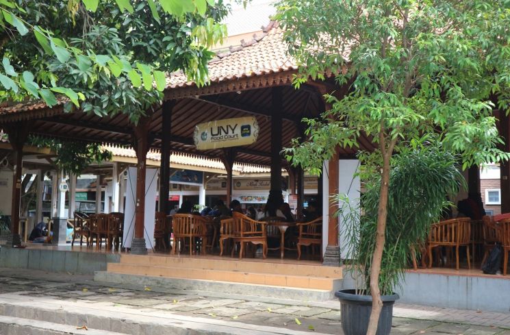 Foodcourt dekat Museum Pendidikan Indonesia UNY (Guideku.com/Amertiya)