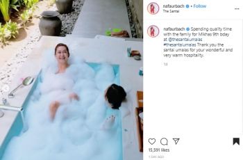Nafa Urbach mandi busa di Bali. (Instagram/@nafaurbach)