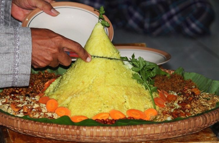 Ilustrasi tumpeng nasi kuning. (Pixabay/Mufid Majnun)