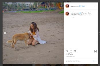 Naomi Zaskia main bareng anjing di pantai. (Instagram/@naonomnom)