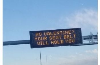 Pesan Valentine Untuk Jomblo di Papan Lalu Lintas (twitter.com/AbbyLou0411)