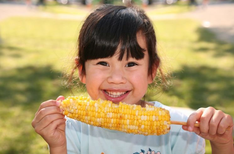 Ilustrasi makan jagung. (Unsplash/Randy Fath)