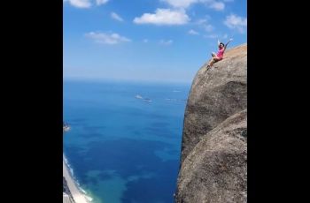 Aksi Nekat Turis Pose di Pinggir Tebing (reddit.com/r/SweatyPalms)