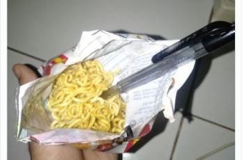 Ulah Nyeleneh Netizen Makan Indomie (twitter.com/Putralksn)