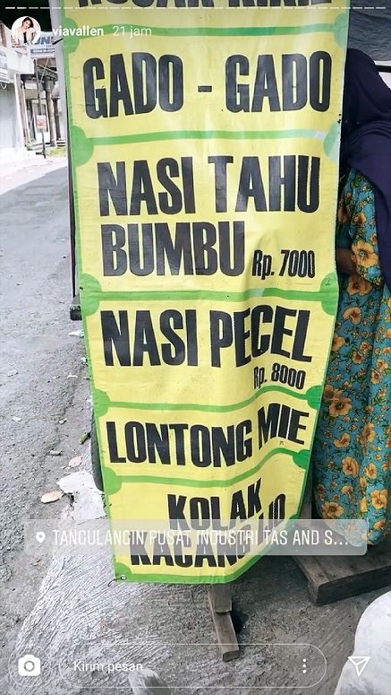 Via Vallen Jajan Rujak di Pinggir Jalan. (instagram.com/viavallen)