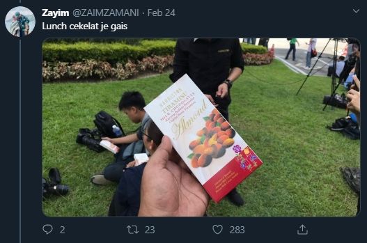 Bagikan Makanan untuk Wartawan di Depan Istana, Raja dan Ratu Malaysia Tuai Pujian. (Twitter/@ZAIMZAMANI)