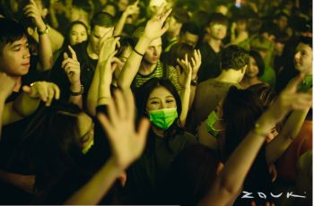 Cegah Covid-19, Para Perempuan Singapura Ini Dugem Pakai Masker