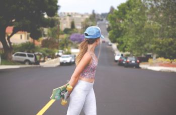 Bablas Sampai Samudra, Aksi Main Skateboard di Pantai Ini Berakhir Ambyar