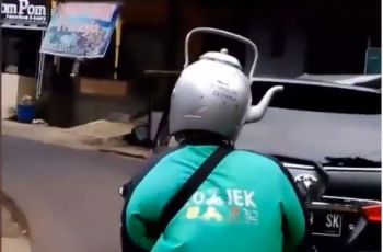 Gokil, Teko Emak Dipakai Jadi Helm Abang Ojol, Netizen: Diusap Keluar Jin