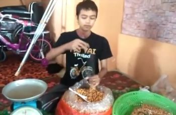 Afza Mengemas Produk Kacang Miliknya. (youtube.com/Berita Harian Online)