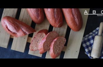 Roti Pink dari Buah Naga (facebook.com/abcbakeryvn)
