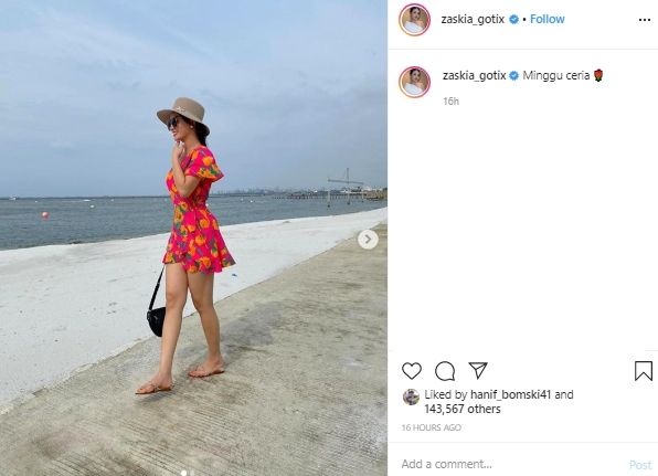 Zaskia Gotik Pose Manja di Pantai Pakai Dress Mini, Netizen: Aurat Neng! (Instagram/@zaskia_gotix)