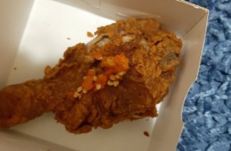 Ngakak, Penampakan Ayam Geprek Bensu Level 1 Ini Bikin Netizen Nangis. (Twitter/@FOODFESS2)