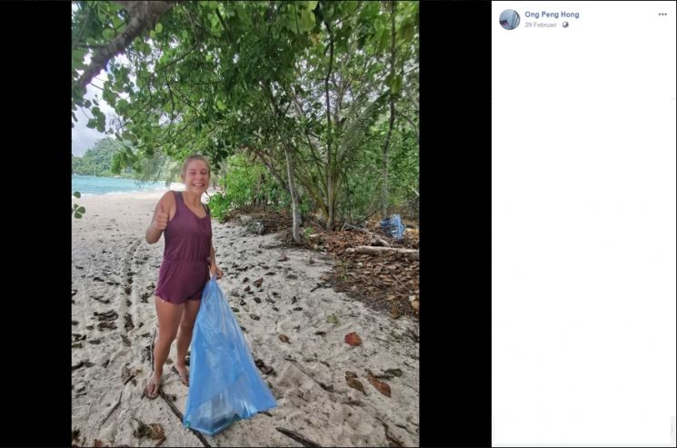 Bukannya Santai, Turis Ini Malah Bersih-Bersih Sampah Pantai Saat Liburan. (facebook.com/Ong Peng Hong)