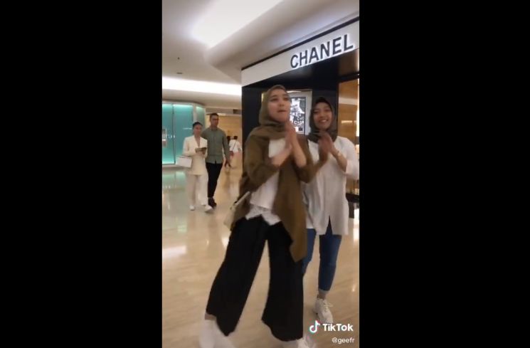 Netizen Ini Tak Sengaja Kolab Tiktok Bareng Agnez Mo. (twitter.com/kitakalu)