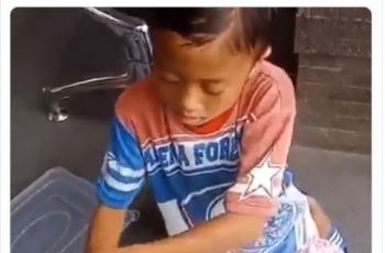 Bocah Laki-laki Penjual Bakpao (twitter.com/twitpos)