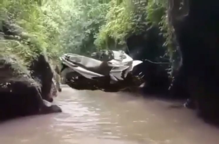 Ada yang Melayang, Netizen: Metode Cuci Motor Baru Nih!. (instagram.com/keluarbentar)