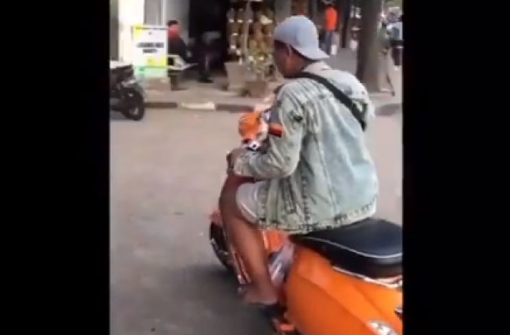 Jual Cendol di Bagasi Vespa. (instagram.com/dagelan)