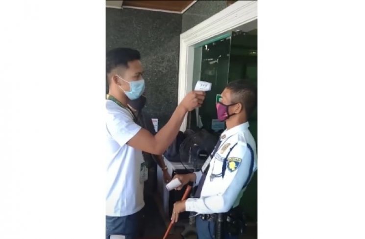 Pemuda viral saat membawa Thermal Gun kemana-mana. (TikTok/vincarido)