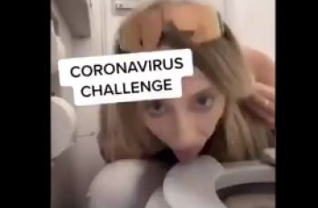 Buat Virus Corona Challenge, Wanita Ini Nekat Jilati Toilet Pesawat. (Twitter/@cashnastygame)