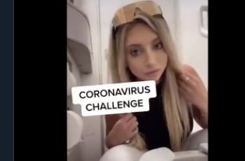 Buat Virus Corona Challenge, Wanita Ini Nekat Jilati Toilet Pesawat. (Twitter/@cashnastygame)
