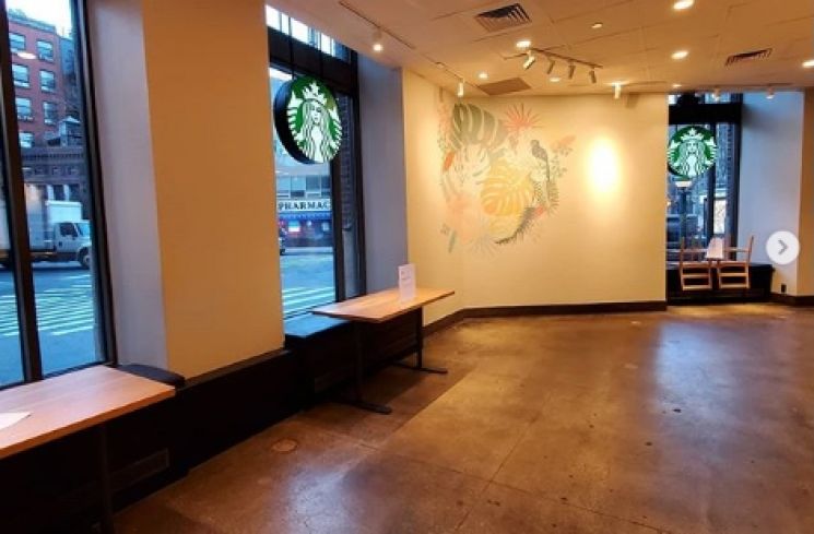 Cegah penularan virus corona, Starbucks hilangkan seluruh kursi di dalam ruangan. (Instagram/miriammolnarnyc)