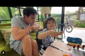 Richard Kyle dan El belajar bersama di rumah. (Instagram/Inijedar)