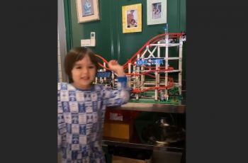 Jessica Iskandar bermain lego bersama Richard Kyle dan El Barack Alexander di rumah. (Instagram/Richo_Kyle)