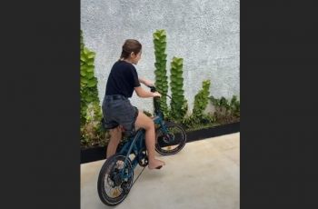 Jessica Iskandar sepedaan di dalam rumah. (Instagram)