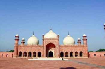 Masjid Badshahi (umrohtravelhalal)