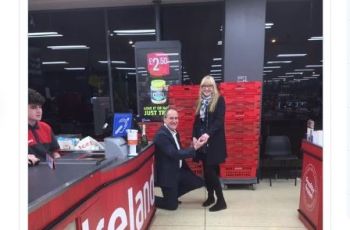 Gagal ke Iceland, Pria Ini Lamar Kekasih di Supermarket 'Iceland' (twitter.com/IcelandFoods)