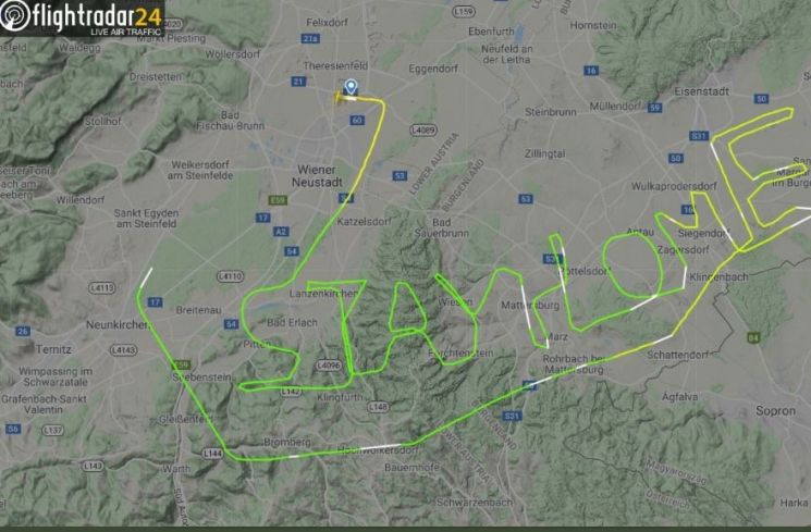 Pesan Stay Home dari Pilot Austria (twitter.com/flightradar24)