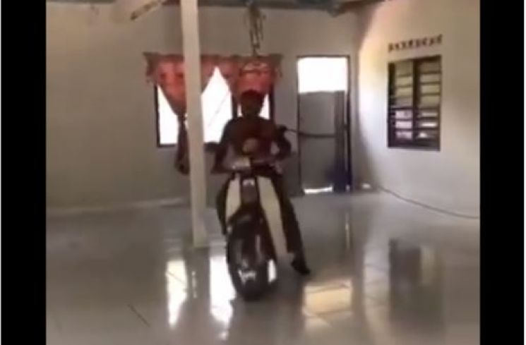 Naik Motor Selama di Rumah Aja (twitter.com/kencrotawn)