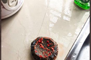 Penampakan Cobek Ambrol Bak Donat. (twitter.com/ayimrazakss)