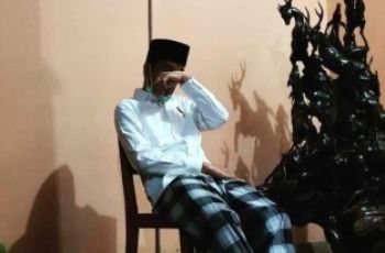 Unggah Foto Presiden Jokowi Usap Air Mata, Chef Arnold: Bapak Nggak Sendiri. (Twitter/@ArnoldPoernomo)