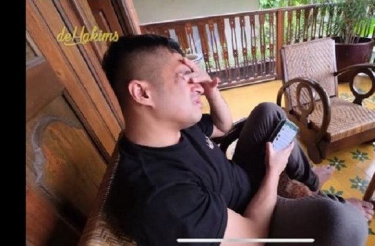 Irfan Hakim yang kehilangan salah satu peliharaanya. (Youtube)
