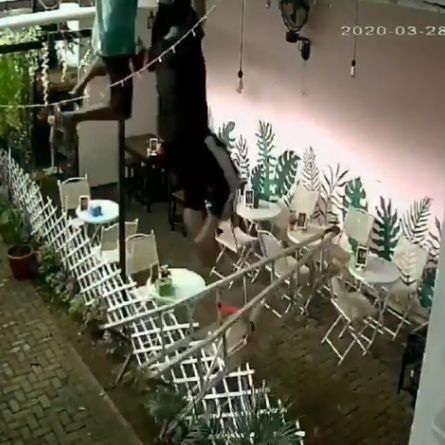 Nyaris Ambyar, Tragedi Gelantungan di Restoran Ini Bikin Netizen Berdebar. (twitter.com/ReceinAja)