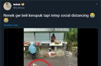 Terapkan Social Distancing, Nenek Ini Beli Kerupuk Pakai Cara Nyentrik. (Twitter/@ryokuuy)