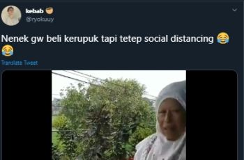 Terapkan Social Distancing, Nenek Ini Beli Kerupuk Pakai Cara Nyentrik. (Twitter/@ryokuuy)