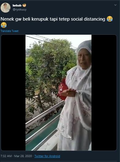 Terapkan Social Distancing, Nenek Ini Beli Kerupuk Pakai Cara Nyentrik. (Twitter/@ryokuuy)