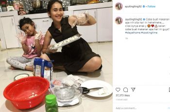 Di Rumah Aja, Gaya Ayu Ting Ting Masak Cilok Bareng Anak Jadi Sorotan. (Instagram/@ayutingting2)