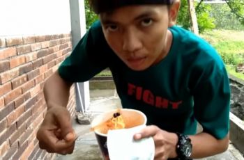 Makan kotoran kambing pakai mie instan. (Youtube/wah)