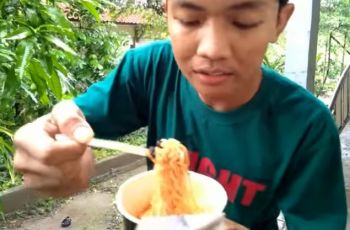 Makan mie instan pakai kotoran kambing. (Youtube/wah)