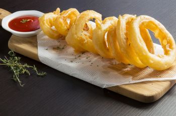 Pernikahan Batal karena Pandemi, Pasangan Ini Tukar Cincin Pakai Onion Ring