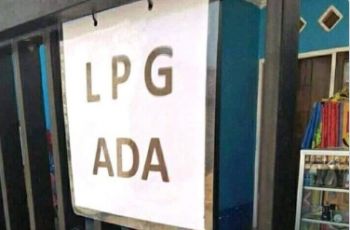 Jahil Banget! Tulisan Pengumuman di Warung Ini Bikin Netizen Kesal. (twitter.com/fajar17)
