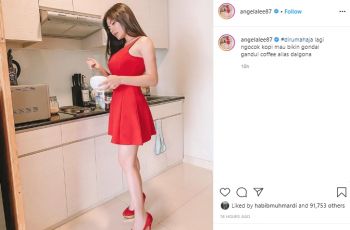 Angela Lee ngocok dalgona coffee. (Instagram/@angelalee87)