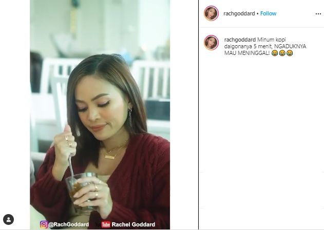 Sampai Ambyar, Cara Selebgram Ini Ngocok Kopi Dalgona Bikin Puyeng. (instagram.com/rachgoddard)