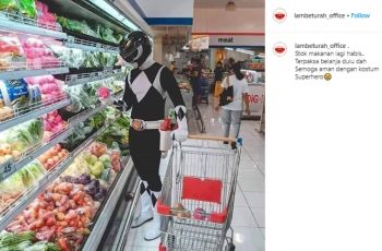 Waspada Covid-19, Orang Ini Sambangi Supermarket Pakai Kostum Superhero. (instagram.com/lambeturah_office)